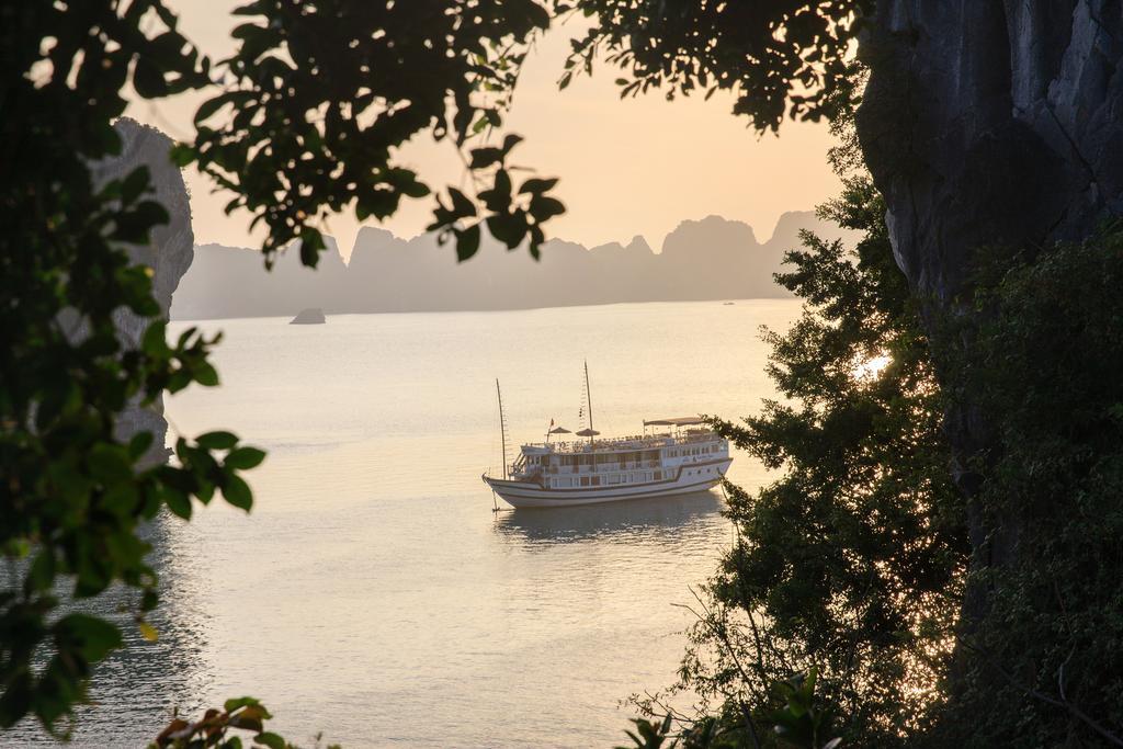 Hotel Garden Bay Luxury Cruise Hạ Long Exterior foto