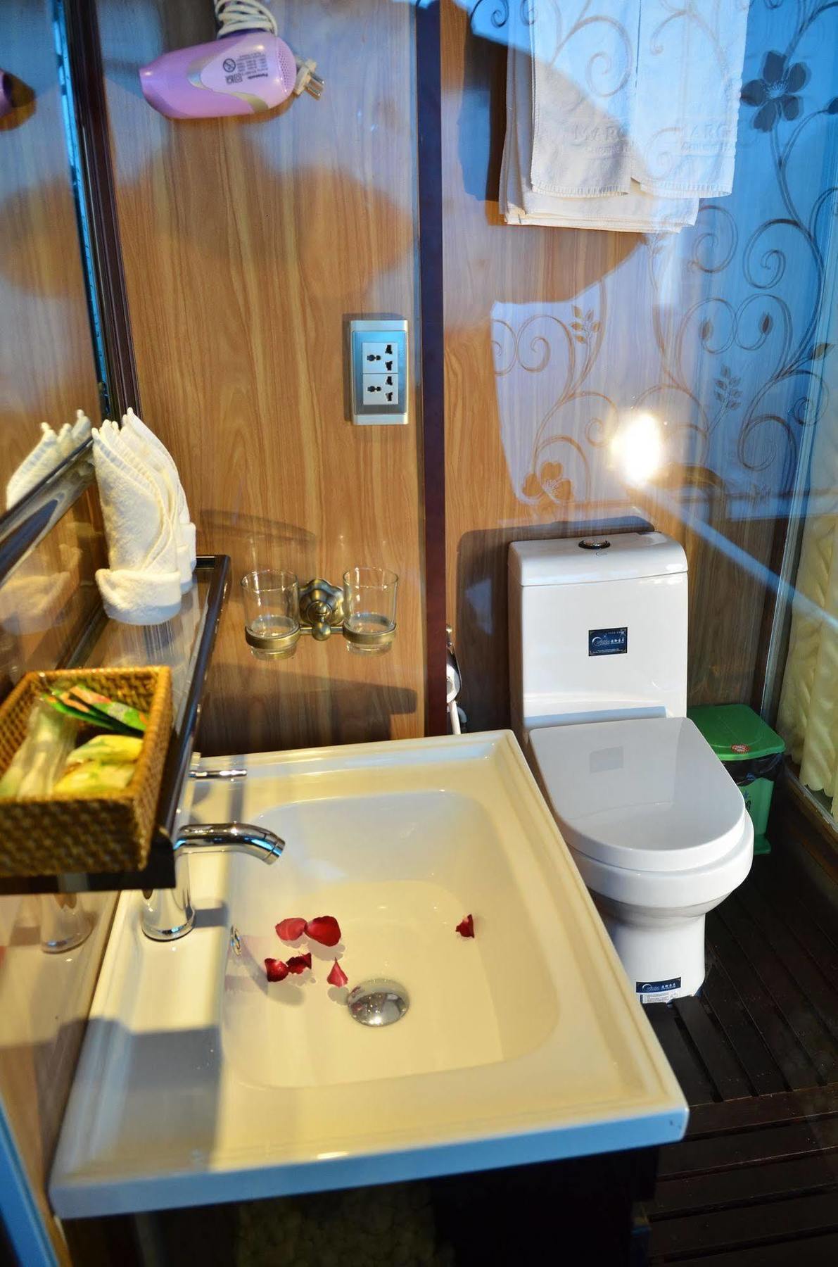 Hotel Garden Bay Luxury Cruise Hạ Long Exterior foto