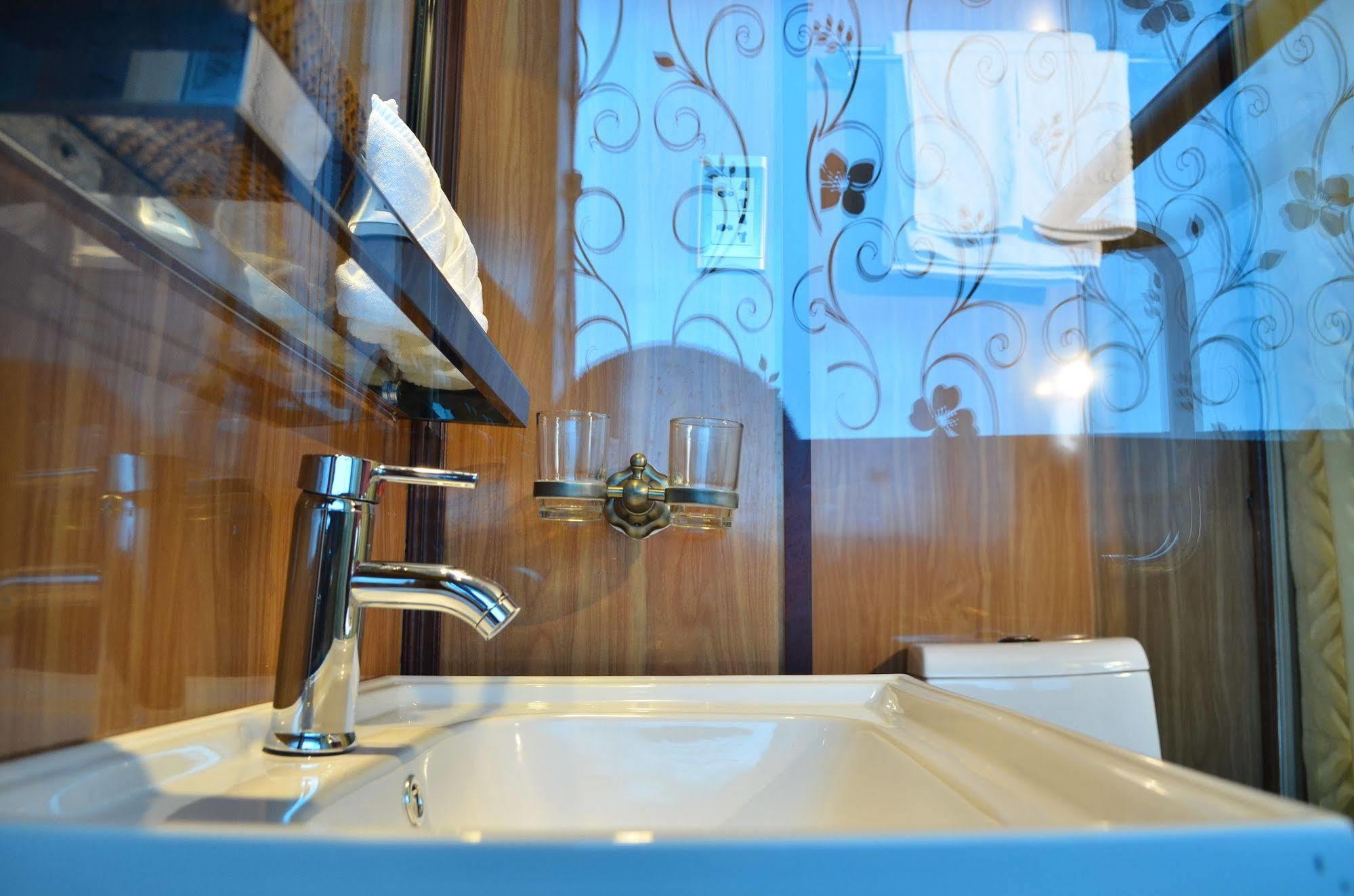Hotel Garden Bay Luxury Cruise Hạ Long Exterior foto