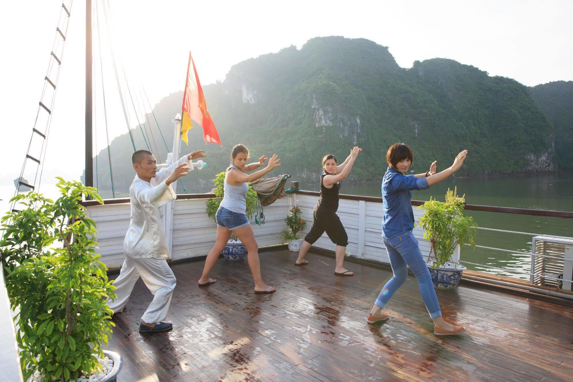 Hotel Garden Bay Luxury Cruise Hạ Long Exterior foto
